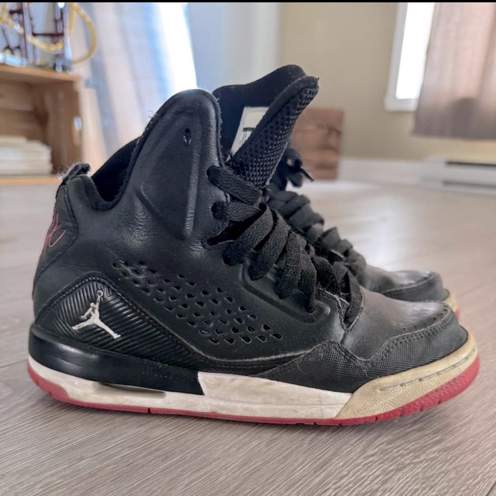 Jordan kid 4Y also 5 or. 5.5 for women